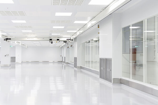 Turnkey hygienic clean room/hygiene room from Plattenhardt+Wirth GmbH. The industrial floor is used for traffic. The lateral stainless steel impact protection elements and collision elements were manufactured and installed in-house. Everything meets the highest hygienic standards.