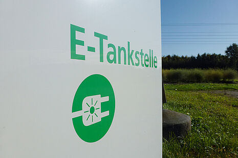 Schild der öffentlichen E-Tankstelle in Meckenbeuren der Plattenhardt+Wirth GmbH.