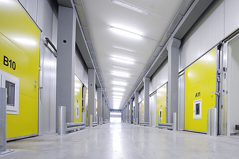 Plattenhardt+Wirth Beispiel für Kühlraumbau und Tiefkühlraumbau in Kombination mit Industrie- und Gewerbebau. Hauseigene Kühlraumtore für CA-Lager dichten die Räume ab.